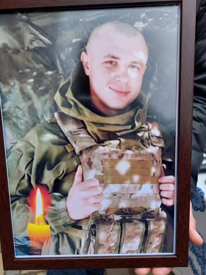 NewsDayMundo's tweet photo. 🇺🇦🇷🇺 | GUERRA UCRANIA-RUSIA:

Su nombre era Vitaly Skakun. Tenía 25 años. Para defender a su país  de la invasión rusa, voló un puente a costa de su vida. Hoy fue llevado a la tumba en su ciudad natal, y la gente se arrodilló. https://t.co/MrxVKLv1g1