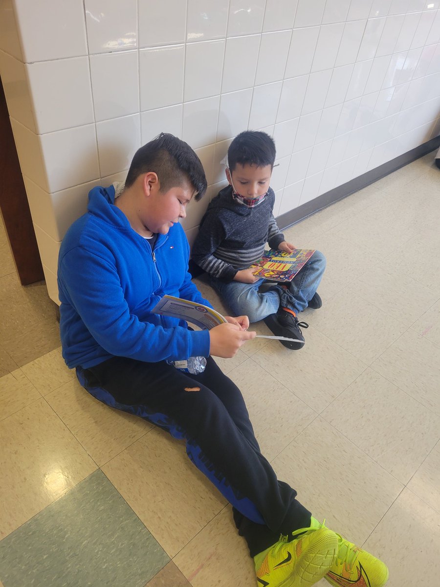 RamirezEricaY's tweet photo. @BeaverMST_Stars celebrating #ReadAcrossAmericaWeek!!! 5th graders reading to kindergartners! 📚❤️📚❤️📚❤️📚 @gisdmagnets @MrsWoodruff2 @cvdelira1 https://t.co/7MjbDvStWE