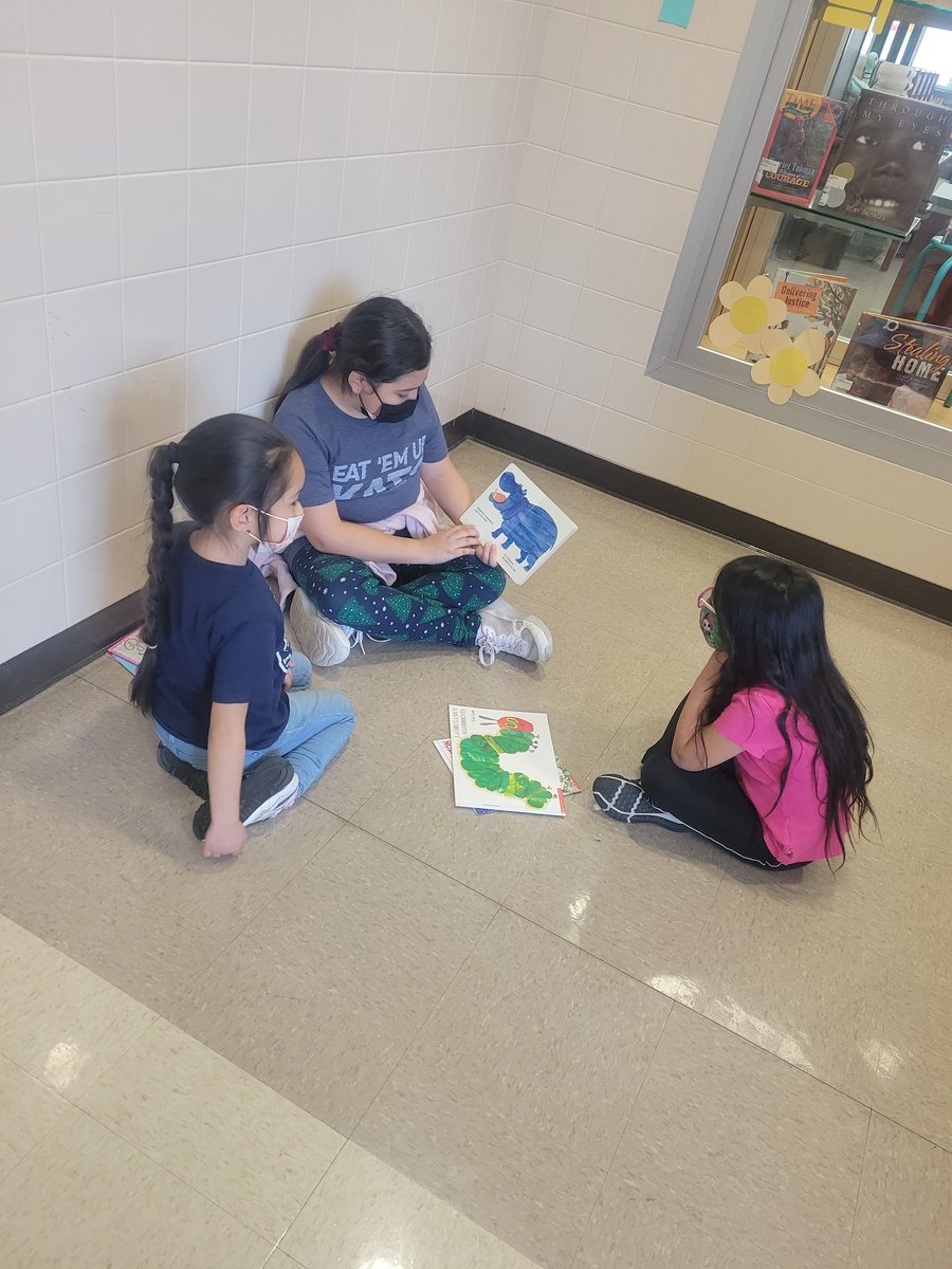 RamirezEricaY's tweet photo. @BeaverMST_Stars celebrating #ReadAcrossAmericaWeek!!! 5th graders reading to kindergartners! 📚❤️📚❤️📚❤️📚 @gisdmagnets @MrsWoodruff2 @cvdelira1 https://t.co/7MjbDvStWE