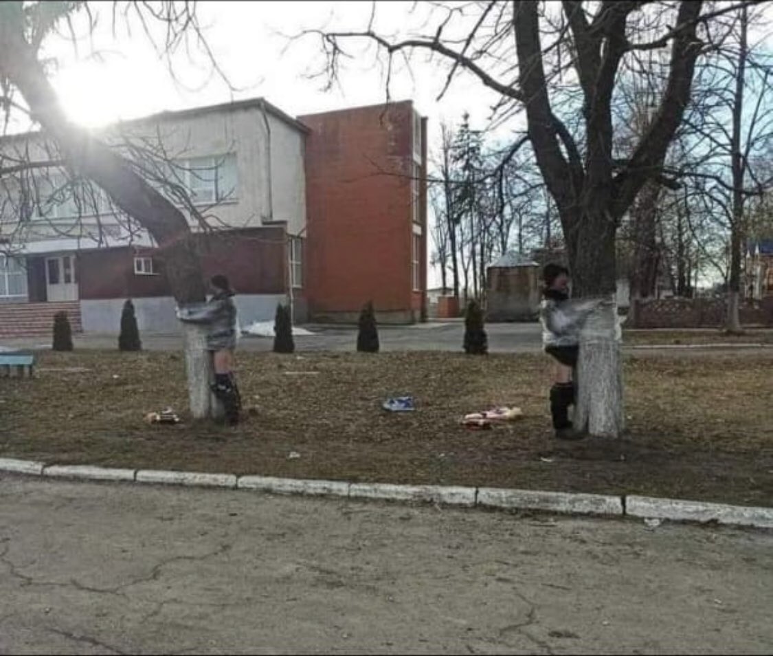 Kolega ze Lwowa mi przed chwilą przysłał.
Tak robią z szabrownikami i z tymi, którzy biorą pieniądze od kobiet i dzieci za podwózkę na granicę, choć obiecywali, że pomogą za darmo😀