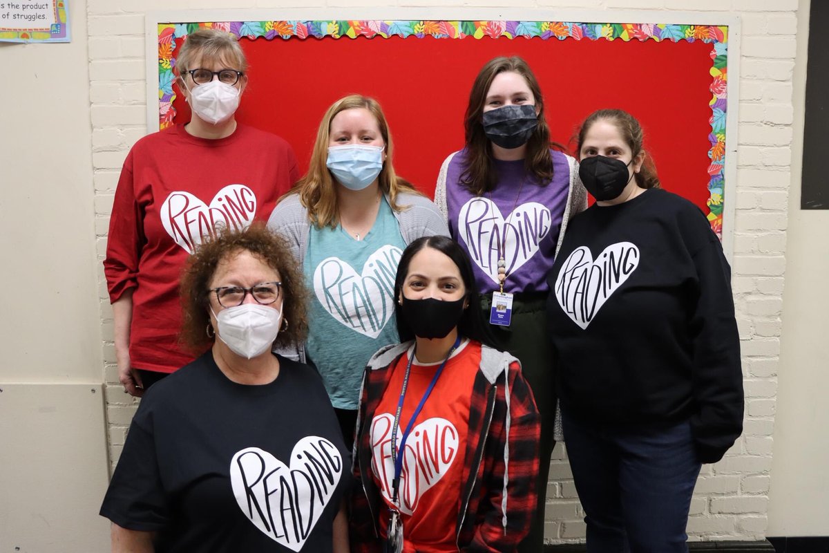 framinghamps's tweet photo. Read Across Stapleton Day was celebrated today, in honor of national #ReadAcrossAmericaDay. @MaryEStapleton offered a ‘book tasting’, giveaways, new classroom books, and even surprise guest community readers! https://t.co/0JjXNLsPet