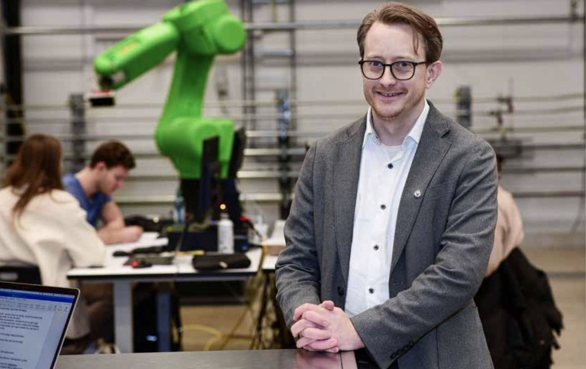 "Forskeryrket forsvinner ikke, men kan bli ugjenkjennelig om noen få år", spår Morten Goodwin i månedens utgave av Forskerforum som har fått tittelen "Robotene kommer"
forskerforum.no/mdocuments-lib…