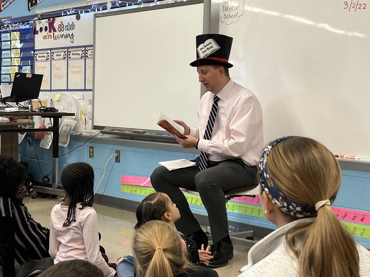blair_mill's tweet photo. Today our One School One Book kick-off event took place! Our big book reveal was “The World According to Humphrey”. Local community representatives came into our school to help read the first chapter of the book to students! 📚🐹🎩 https://t.co/TkdYXPjTkP