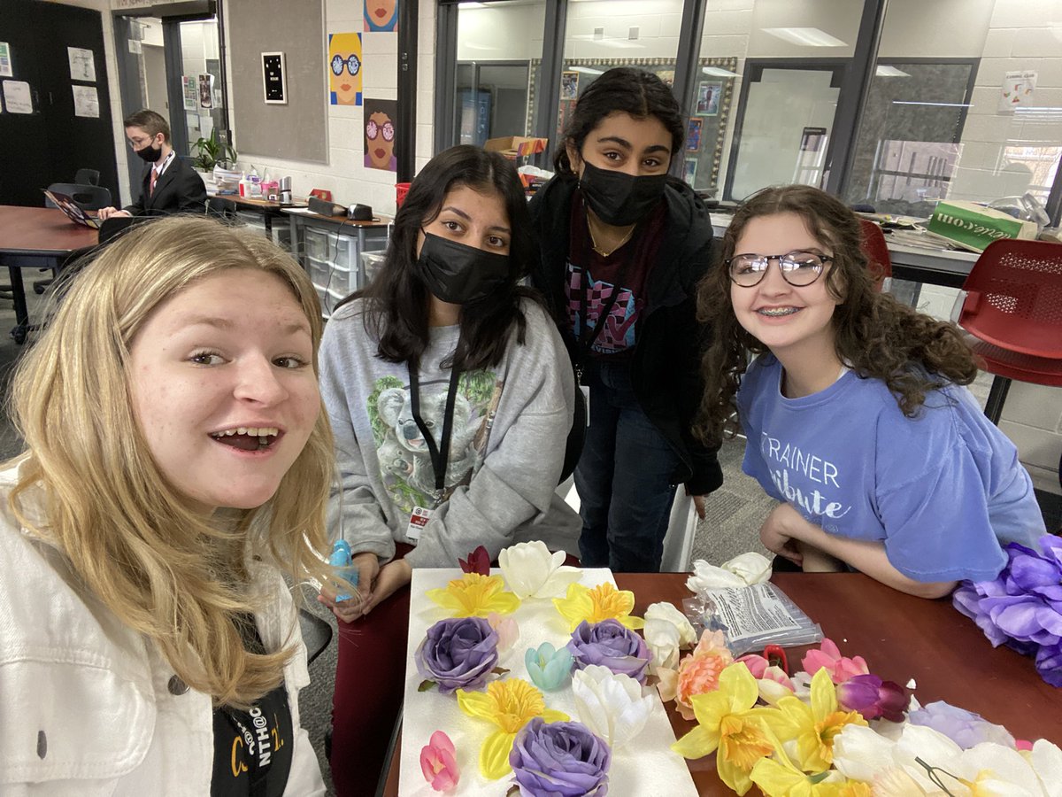 isabellag_nthc's tweet photo. We are working super hard to make our #lovehateexhibit for #shakespeareintheperk! Thank you @Bence_EDU for being here for us through this entire process! #nthcTribe https://t.co/YvUYelvhGw