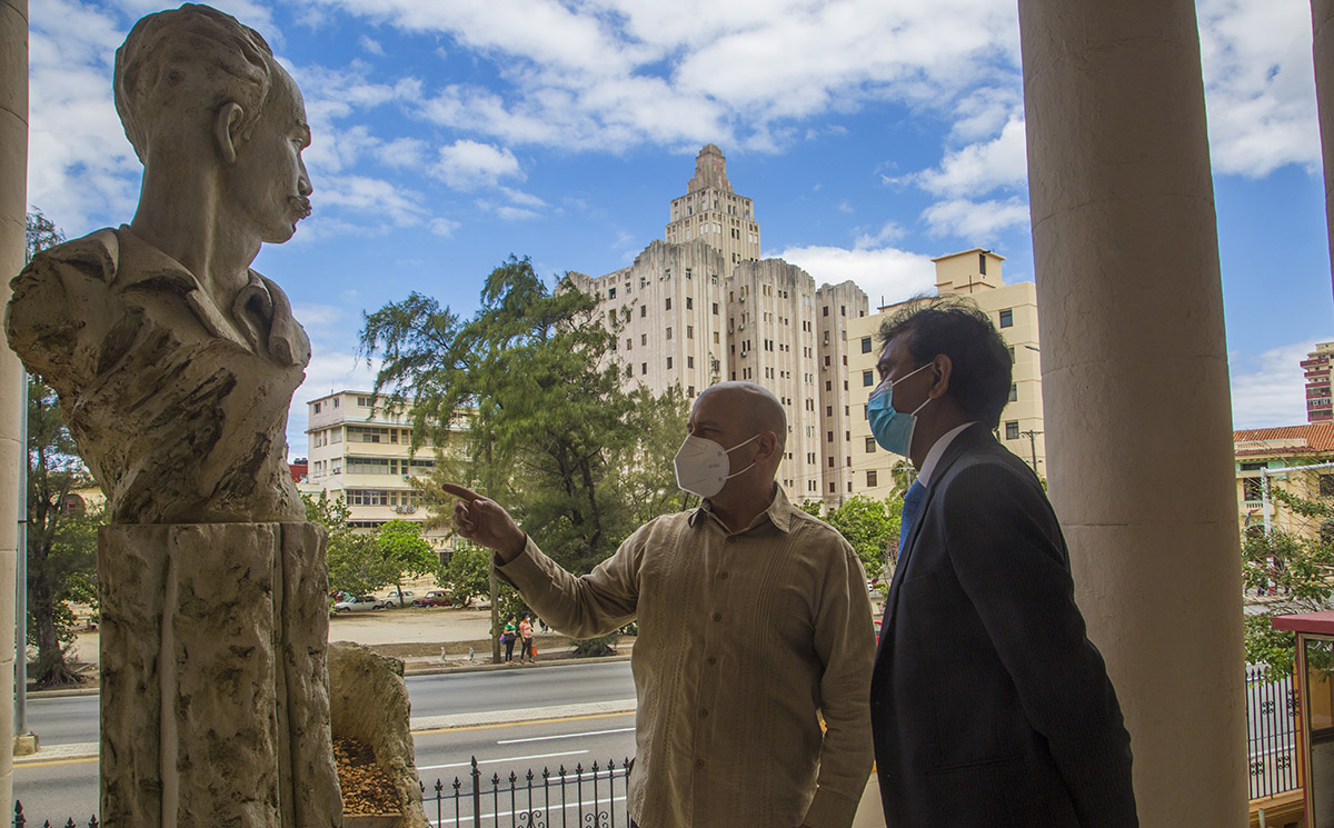 GHNordelo5's tweet photo. Recibimos en la sede nacional de los los #CDRCuba la visita del  Elembajador de la República de la India en nuestro país, señor Sarvesvaran Janakiraman, con quien dialogamos sobre temas de interés mutuo. #Cuba #CubaVive #SomosDelBarrio (Fotos: Ismael Francisco Gonzalez Arceo) https://t.co/SzJTnVgdwR