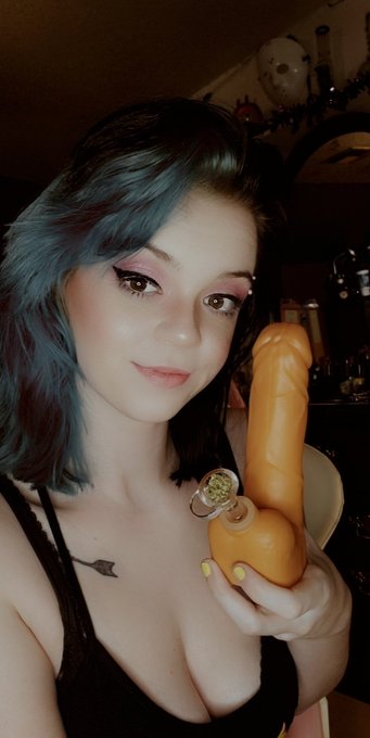 High there 🍃 #bong #dildo https://t.co/GGqzNsO7of<a href="/tag/bong"class="tags">#bong</a><a href="/tag/dildo"class="tags">#dildo</a>