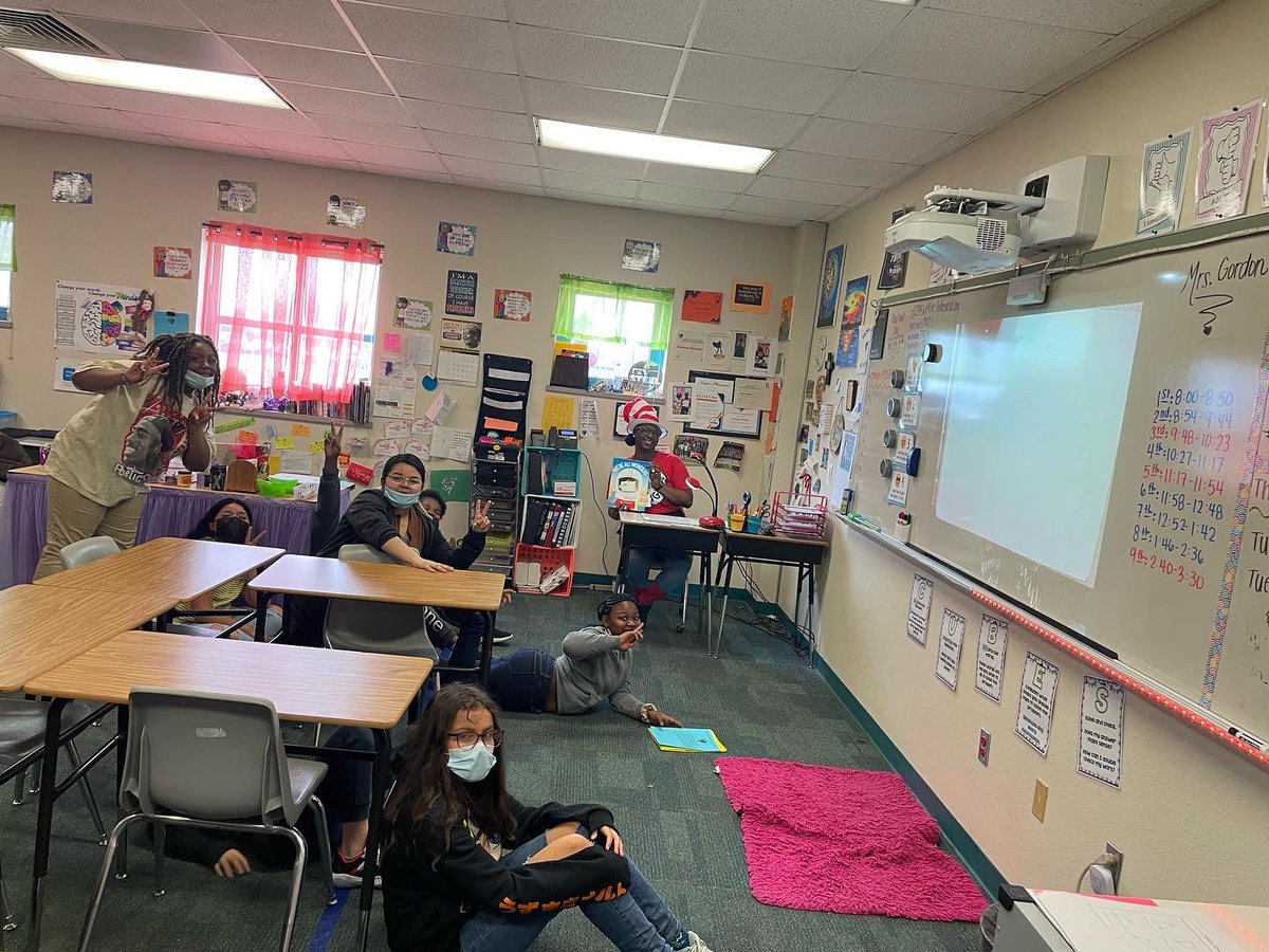 palolibrary's tweet photo. Even middle schoolers like being read to sometimes. #readacrossamericaweek #readaloud #librarytwitter https://t.co/m6nIacBAed