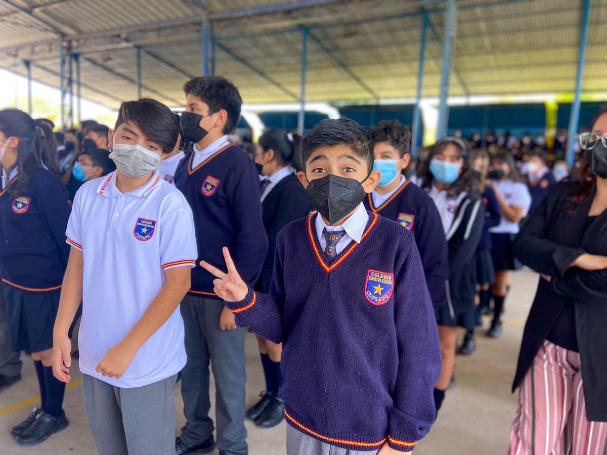 Después de 2 años, hoy fue el primer día de clases presenciales para miles de niños y jóvenes de la Región de Atacama y del país. 📚🙌 El Delegado <a href="/UrquietaAtacama/">Patricio Urquieta</a> junto a la <a href="/SeremiSilvia/">Silvia Alvarez Matthews Seremi de Educación</a> dieron inicio al año escolar 2022 en el Colegio Héroes de Atacama.