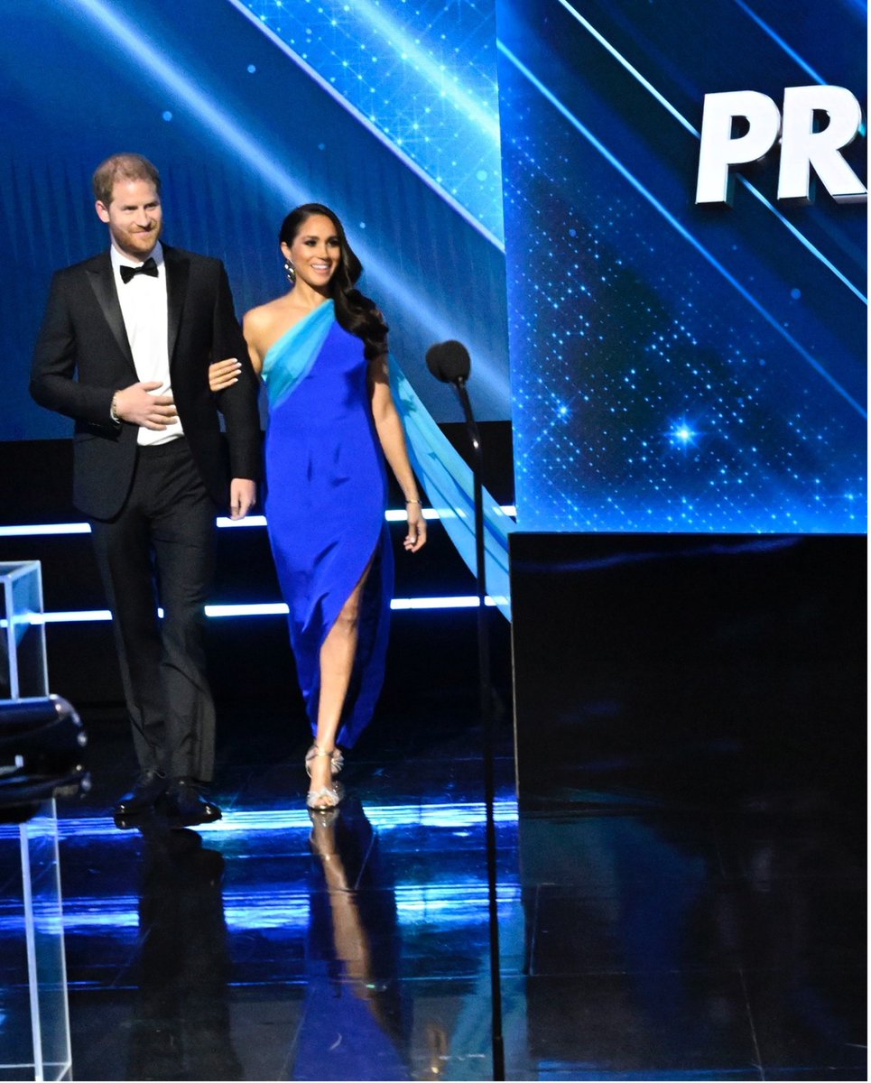 RevistaAlaModa's tweet photo. Este vestido con degradación de tonos azules que utilizó Meghan Markle fue diseñado por Christopher John Rogers (@christopherjohnroger).
#Alamoda #Vivealamoda #MeghanMarkle #ChristopherjohnRogers https://t.co/igwH02HBUM