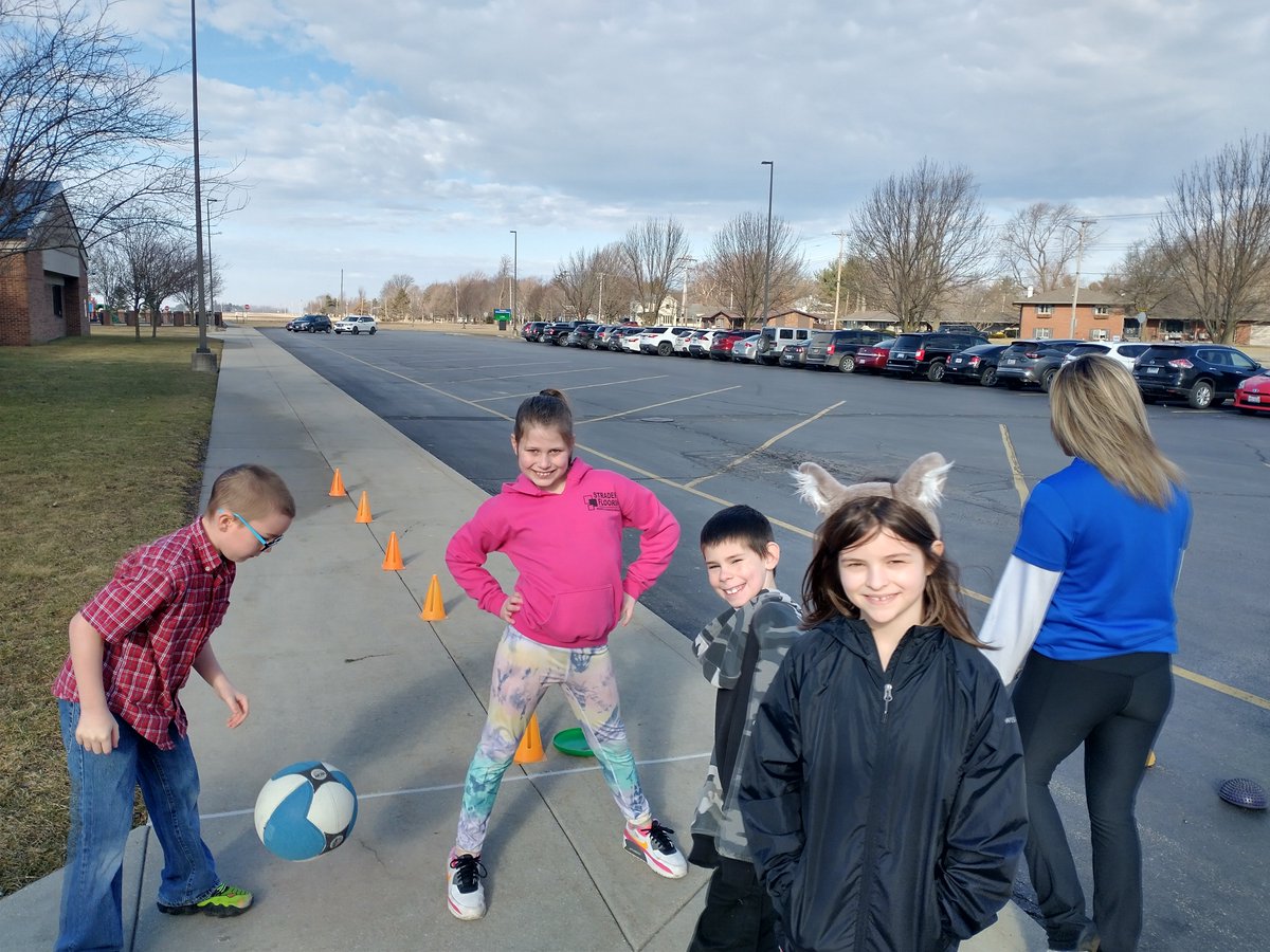 MattoonCUSD2's tweet photo. Mr. Wheeler's third grade at Riddle Elementary enjoying their time with Harley from SBL for Healthy kids. The students love learning and practicing ways to be more active!
#MCUSD2 #mattoon #riddleelementary #healthykids #sarahbushlincoln https://t.co/i0JNicb0Sw