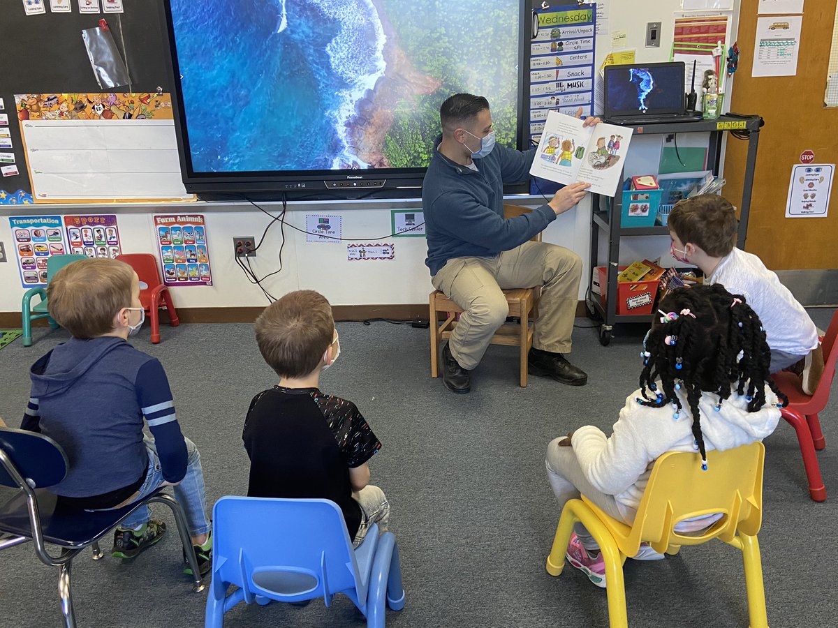 MrsF_MtView's tweet photo. Thank you so much to our visitors! They read us such funny stories! #ReadAcrossAmericaDay  @MOPD @MtView07836 https://t.co/2jIRCzURxL