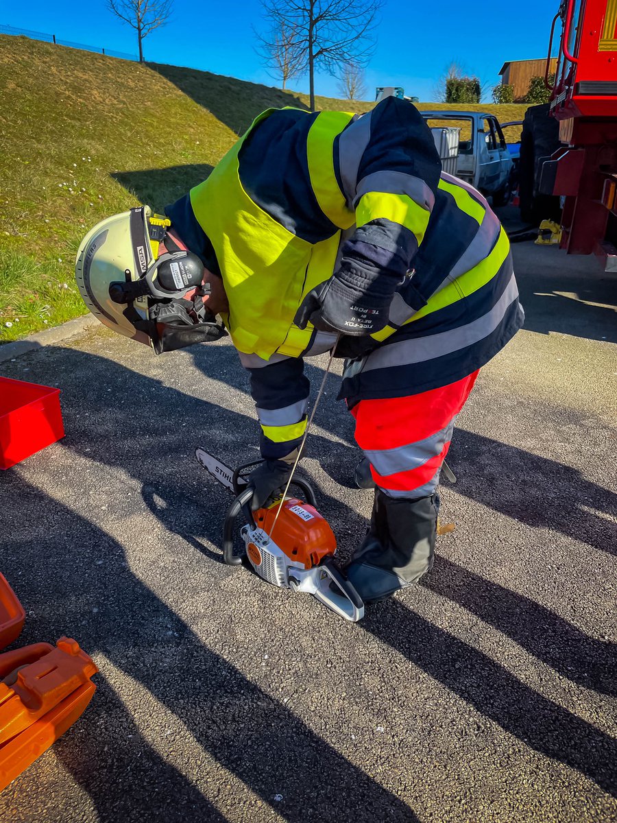 SDIS_89's tweet photo. 🔸 Formation #PPBE à @VilledeJoigny.
📌Au programme : risque #Animalier, matériel d’épuisement & d’assèchement, le maniement de la tronçonneuse, les échelles à main & le #LSPCC.
🧑🏻🚒 Un #Stage intensif basé principalement sur la pratique : merci à tous pour votre #Engagement ! https://t.co/i7txS97Jwt
