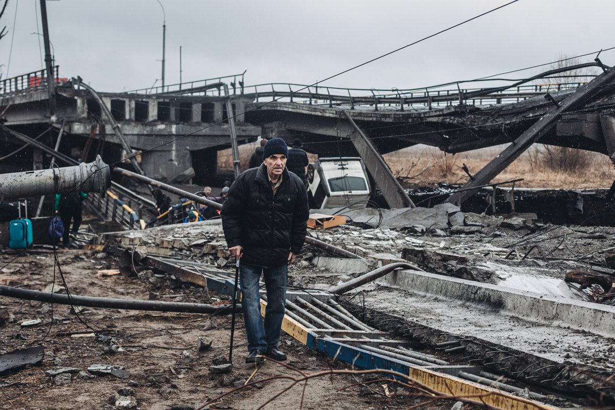 dherreraphoto's tweet photo. Un puente bombardeado en Irpin (#Ucrania), cerca de #Kyiv. Esta tarde los civiles cruzaban como podían. https://t.co/dzhpBkAbly