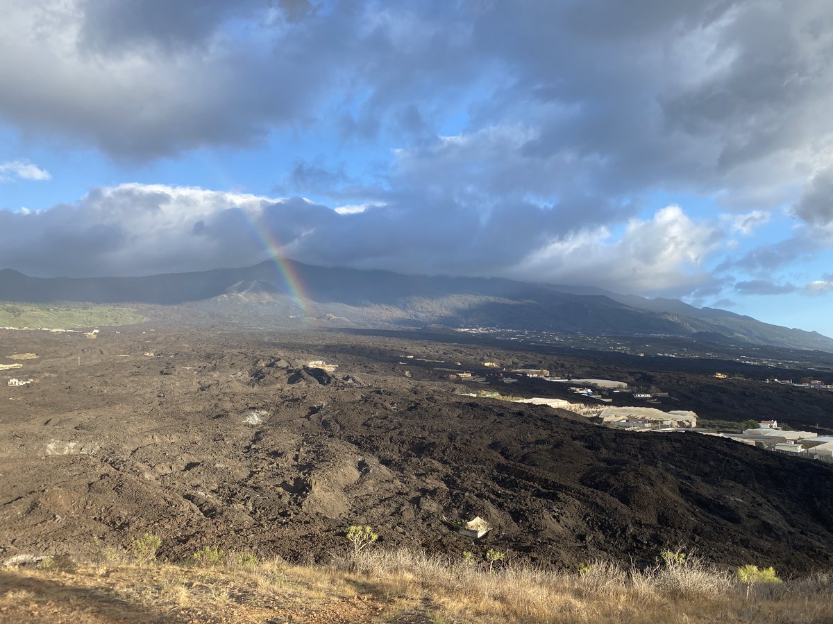 En La Palma, desde la Montaña de La Laguna pudimos observar los primeros momentos de la #ErupciónEnLaPalma, pero poco después cerraron el acceso. 🌋

Ya se puede acceder nuevamente y este es el antes (20 de septiembre) y el después.