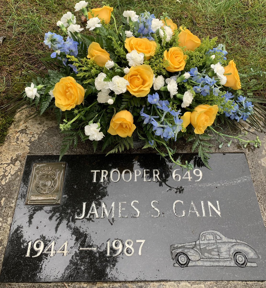 wspd5pio's tweet photo. Ridgefield - Today troopers & WSP employees took a moment to remember Trooper Gain by placing flowers & taking a moment of silence at his grave. #GoneButNeverForgoten https://t.co/yefvVrxWEy