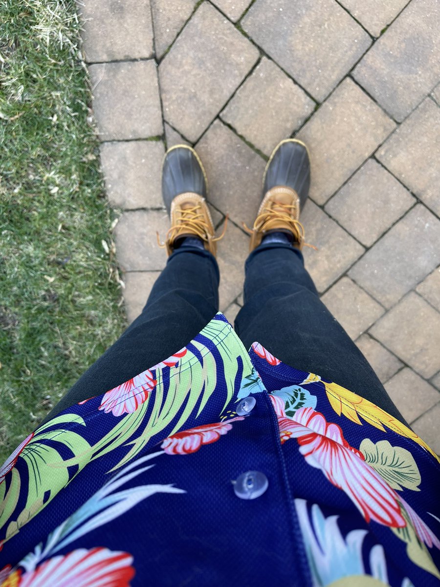 mooski12's tweet photo. It was #Swinter today with @LBDECA - excited to go to VA Beach tomorrow for @VirginiaDECA #SLC2022 - summer fun in the winter! ☀️❄️🌊🔷💛💜 https://t.co/8UARCBwqqa