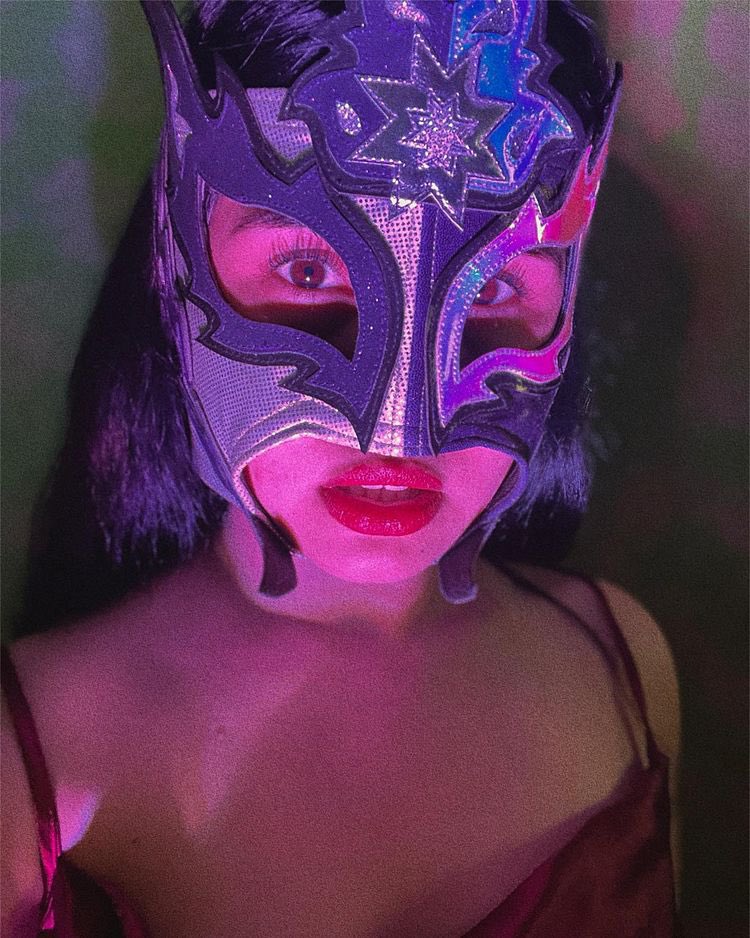 itsHelenaRose's tweet photo. Tune in tonight to see your favorite Iron Rose in action! It’s time for preparations.🥀💜 #LightningLive⚡︎ https://t.co/fkwg2SFrcA