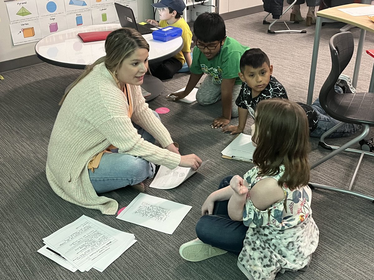 ChristieElem's tweet photo. 1st grade Ts trying out their new learning with a small group of students during the labsite. #friscofutureready #labsite #writing https://t.co/tzTuSQ1xJ8
