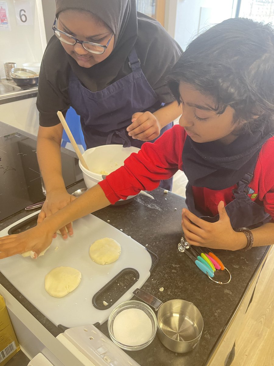 KitchenTeaching's tweet image. Water is added and the dough is left to rest for 5 minutes, then formed into round flat cornmeal cakes. They are then shallow fried.