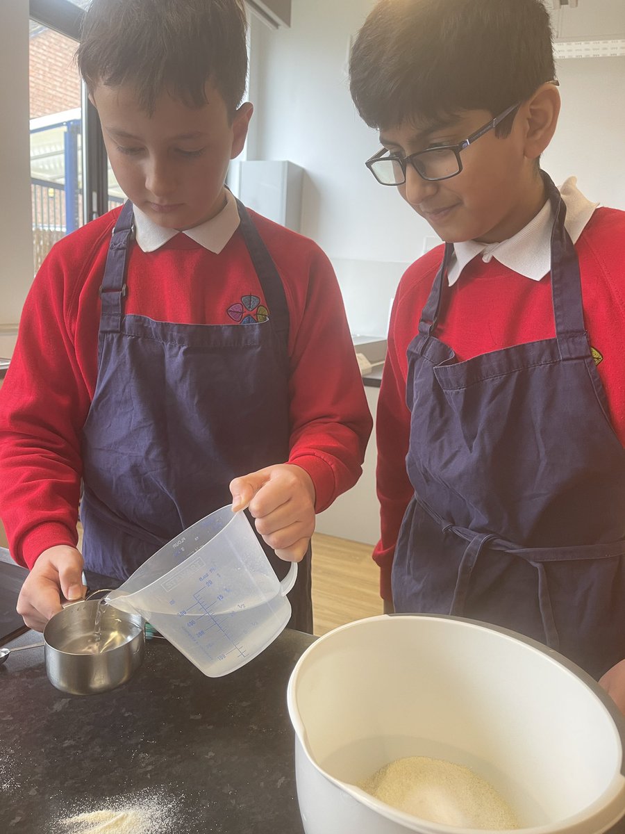 KitchenTeaching's tweet image. Water is added and the dough is left to rest for 5 minutes, then formed into round flat cornmeal cakes. They are then shallow fried.