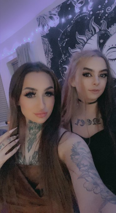 who wants the honour of paying for our drinks tonight ? @kittiekoneko https://t.co/8sqvOUZwTW