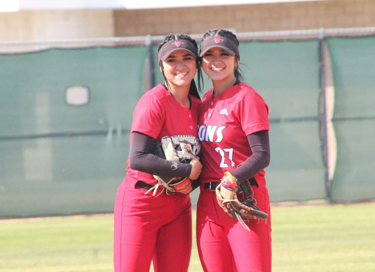 SACDons's tweet photo. The Dons definitely know how to spot a camera 📸

SAC softball defeated Golden West 9-0 in 5 innings to improve to 12-2, 4-0!

NEXT UP: Santa Ana will travel to Cypress for a battle for 1st place in the OEC standings on Friday.

#DonsRoll https://t.co/AWgHslzhu9