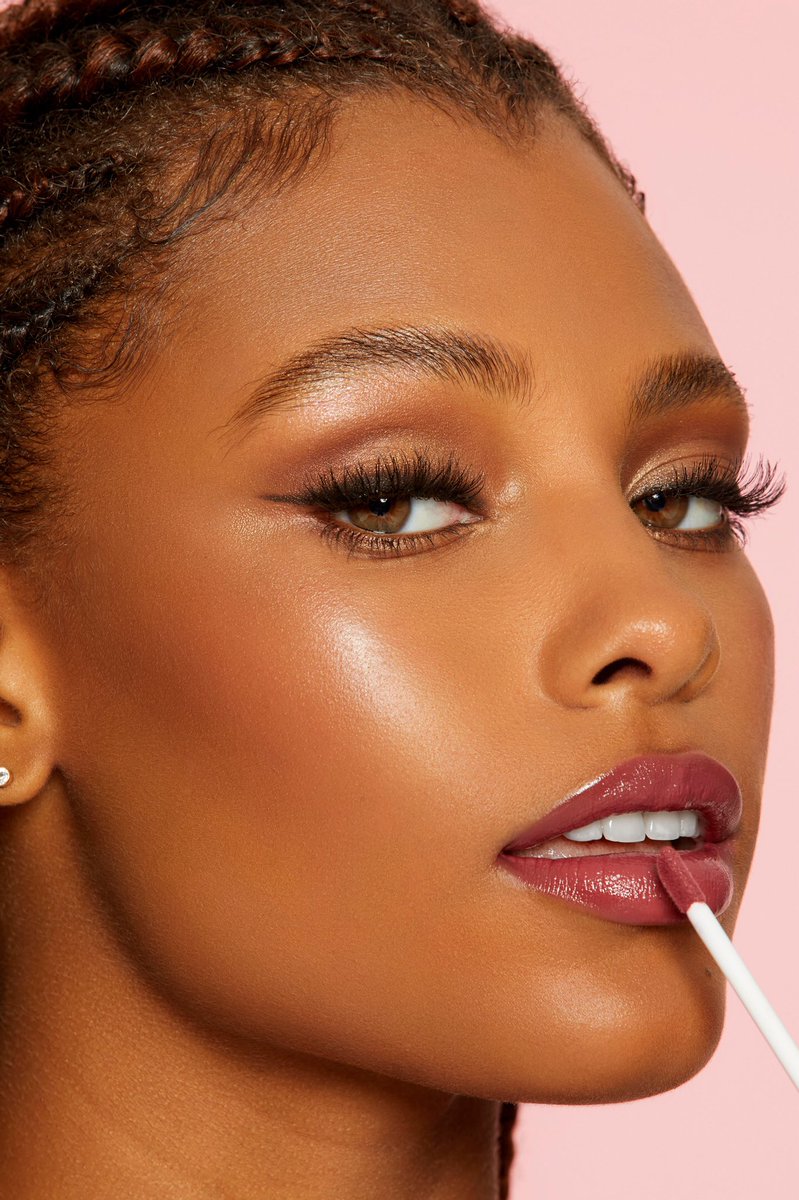 kyliecosmetics's tweet photo. a whole lewk ✨ our new lip lacquers have the color payoff of a lipstick with the luminous shine of a gloss, leaving the lips looking ultra-soft! 💋 https://t.co/FAJOPZjO3N https://t.co/GMNYRfyqkX