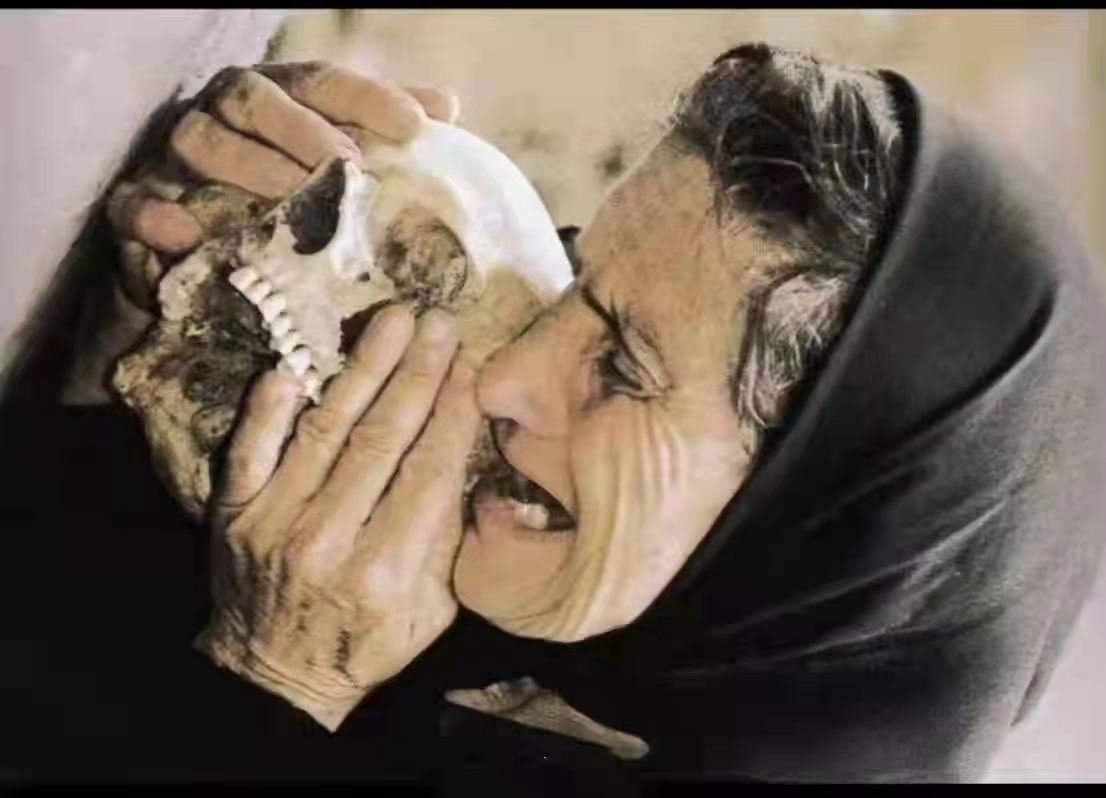 【老照片】
1995，欧洲。波黑战争尾期，一位塞族的母亲她几经周折，终于找到了参军失踪多年的儿子。但摆在他面前的只是一个头骨，她捧起头盖骨，当确认过上面儿子那独一无二的假牙后，这位母亲将骷髅骨贴在自己的脸上失声痛哭。