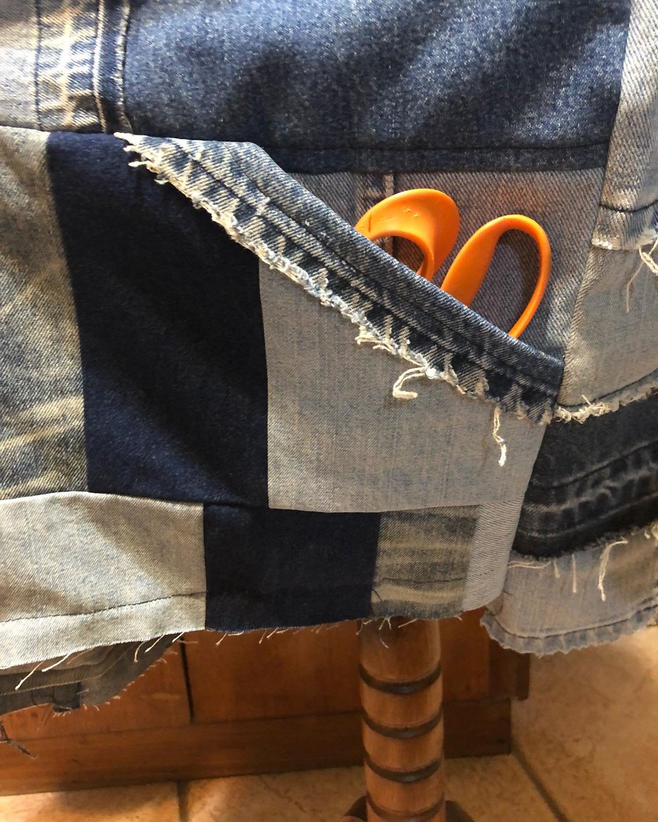 MariaMa07773407's tweet photo. Remember: deep and wide is the only measurement you need for pockets. Wonderful subversive pockets. #jeans #denim #denimlover #patchwork #denimpatchwork #upcycledenim #sustainableclothing #slowfashion #wearyourvalues https://t.co/zM8MZ2zq0z
