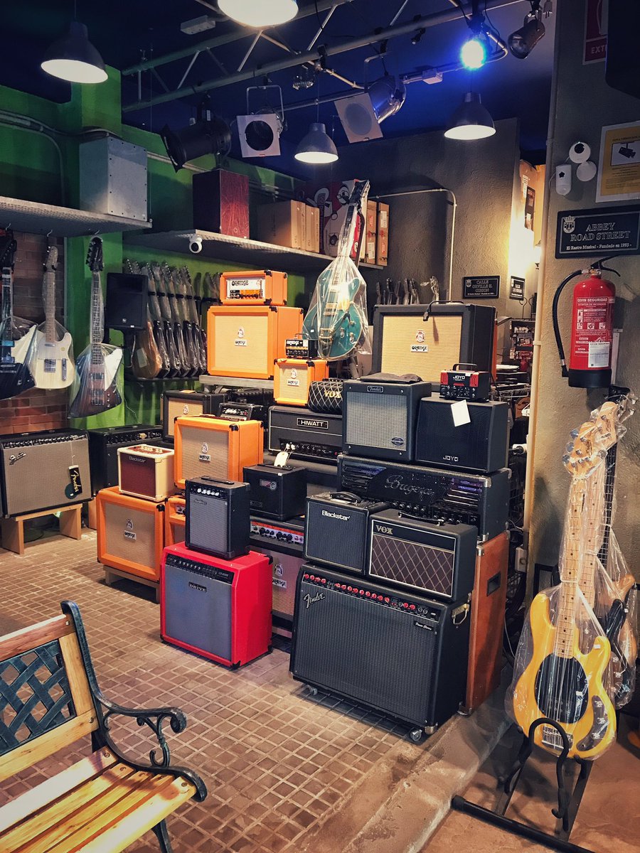 Estos somos nosotros… una tienda que desde 1993 ha resistido a varias crisis, a una pandemia mundial, y esperemos que no tenga que hacerlo a una guerra, es lo que nos faltaba. Gracias a tod@s nuestr@s client@as por haber confiado tantos años en nosotros. Seguimos resistiendo.