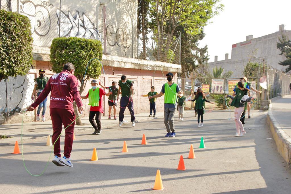 Ponte_Pila_'s tweet photo. Niñas, niños, jóvenes y adultos participaron en nuestro miércoles de #PontePila en la Ciudad de México.
Con estas acciones buscamos acercar actividades físicas,recreativas y Deportivas a toda la comunidad #PontePila pon #SaludEnTuVida https://t.co/5CJ5iHk8Gu