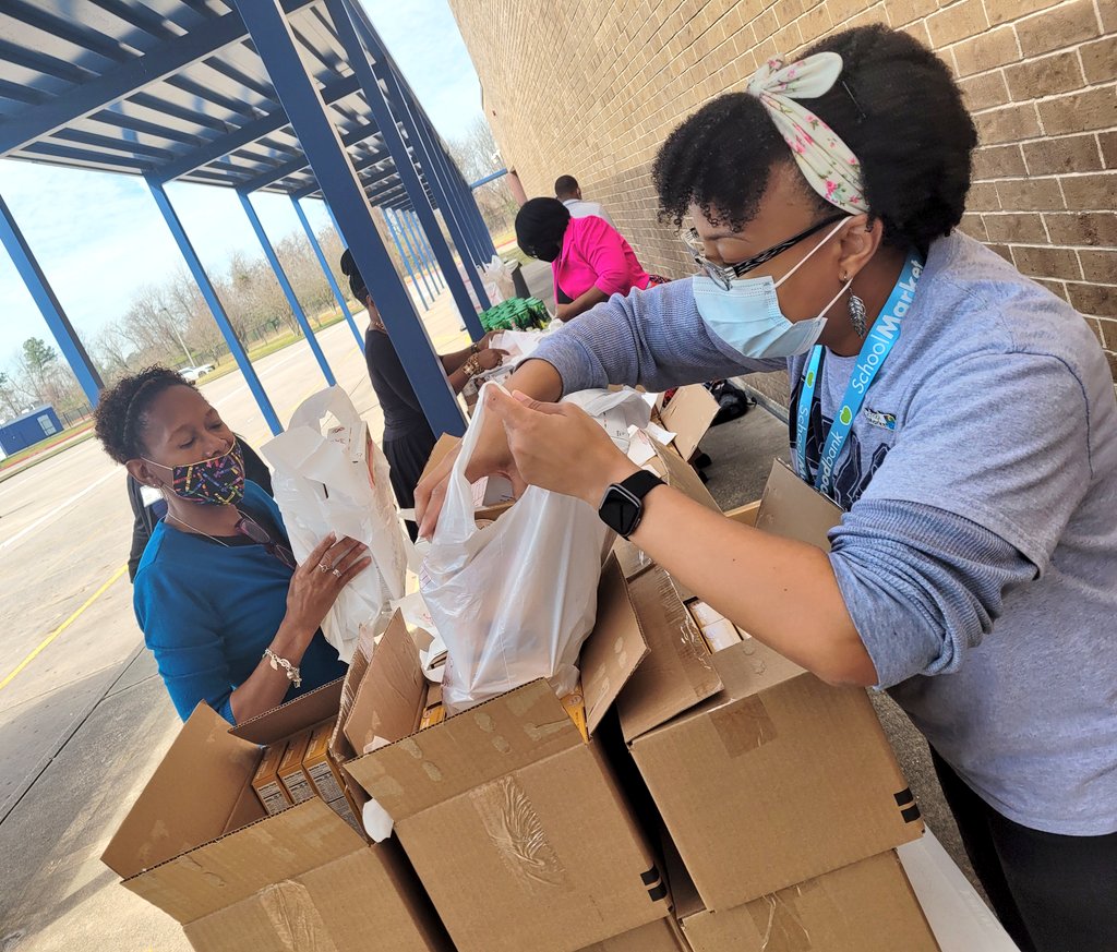 McGowenSci's tweet photo. The food market hosted by Communities in Schools and The Houston Food Bank was amazing. I was moved by how our Wolverine family worked together to make a difference in the community. #winningwolverines #TheWellsWay @SpringISD @WellsWolverines https://t.co/eaq5dVkqaQ