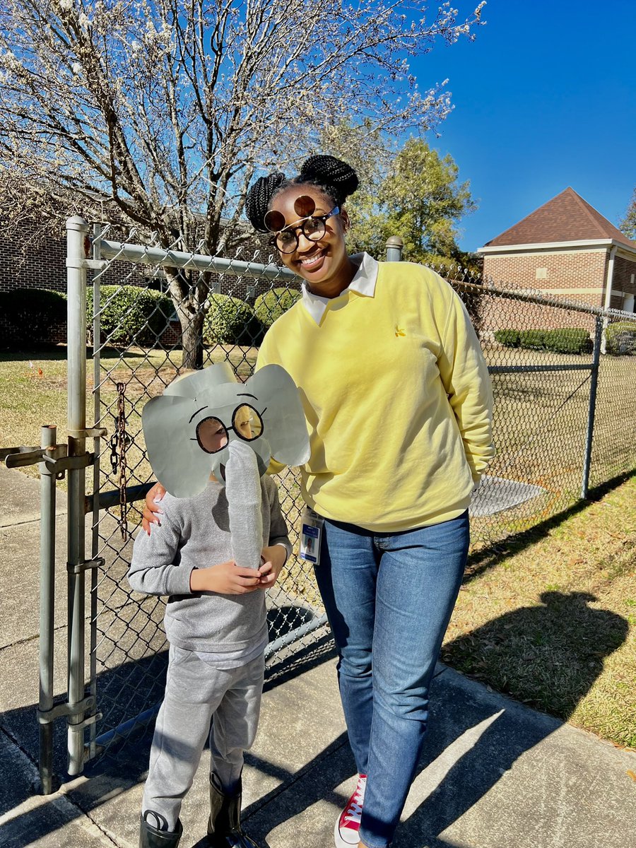CounselorTeeWil's tweet photo. Book Character Day! π #ReadAcrossAmericaWeek #HeyArthur @ForestLakeEagle https://t.co/VSlJ6kAAcg