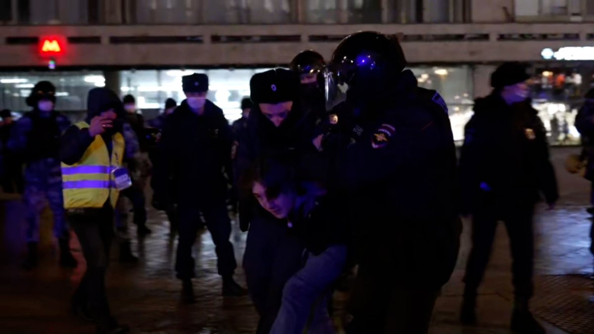 RafaelRomoCNN's tweet photo. Muchos rusos tampoco están de acuerdo con la guerra.  Este jueves 763 personas fueron arrestadas por protestar contra la invasión de su país en Ucrania.  Desde el inicio del conflicto van 7,608 detenidos por la misma razón (CNN). https://t.co/rVRr0zrvHb