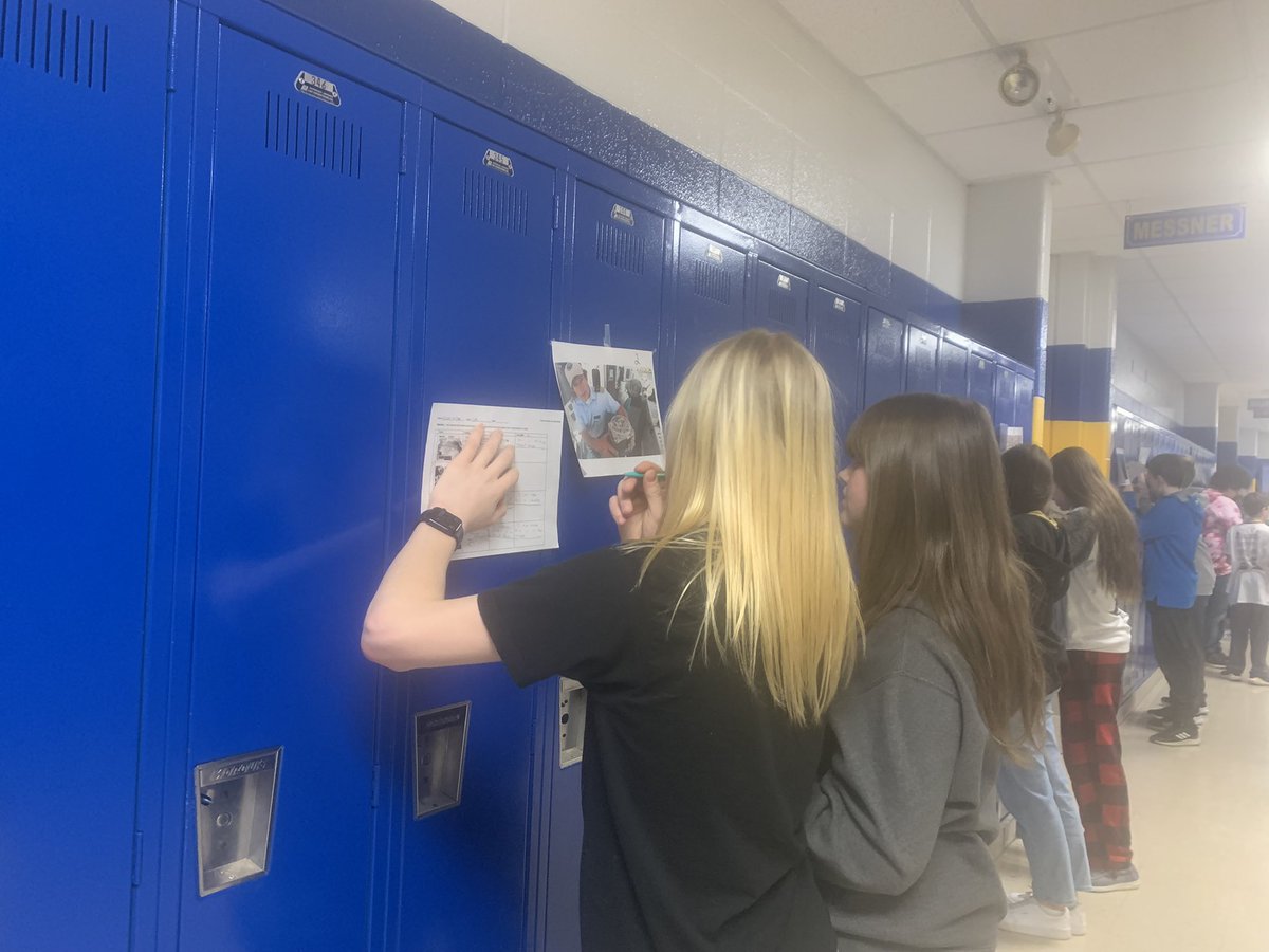 MsEasley1's tweet photo. WE love gallery walks in Language Arts to introduce a new unit/book! https://t.co/S3pWOtxDVI