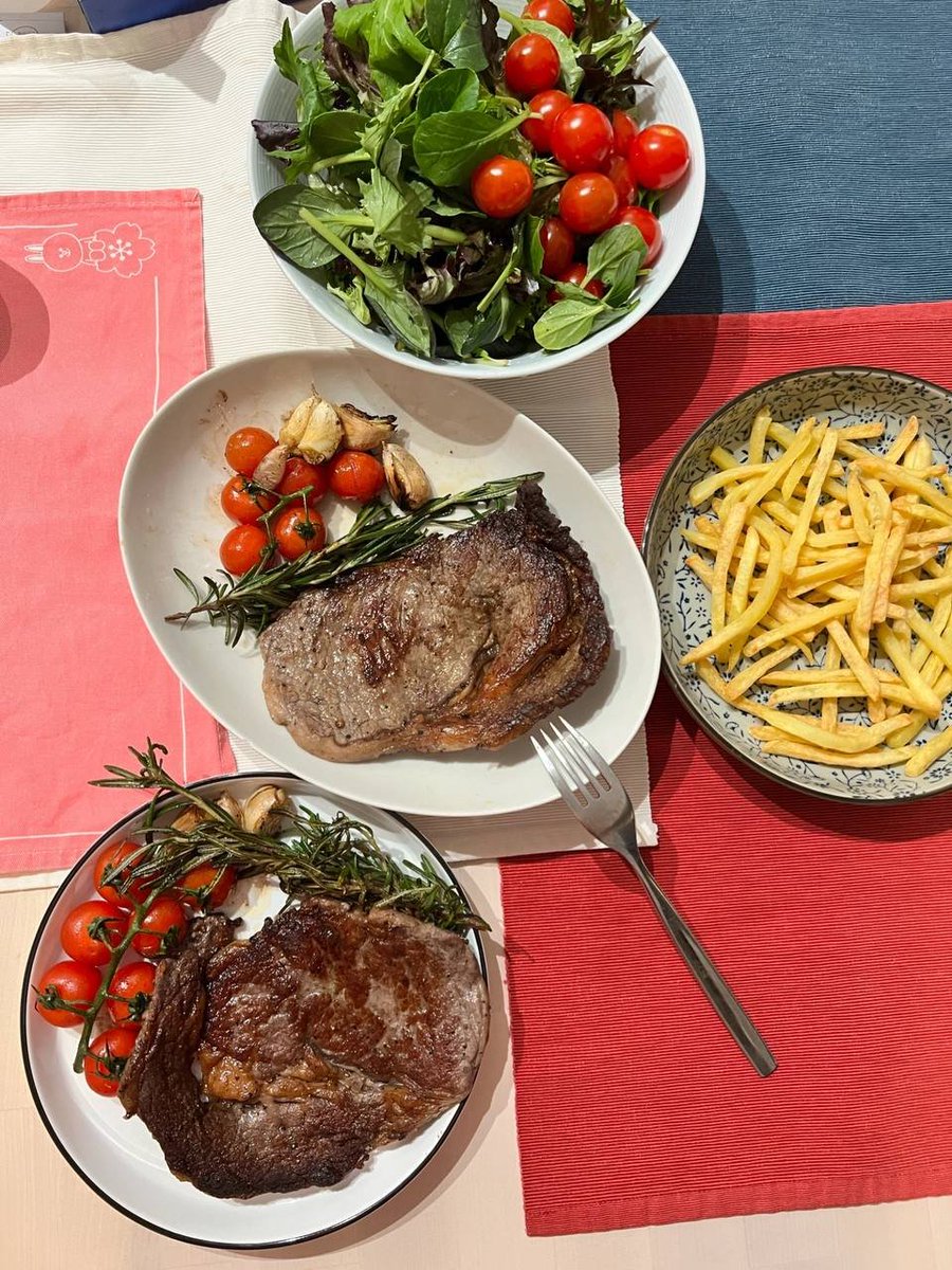 heymyye's tweet photo. Today's dinner was a great treat! I would have made more money too. #Ukraine #inLosAngeles #snowsteak  #May God bless the family https://t.co/mbEz2umAXQ