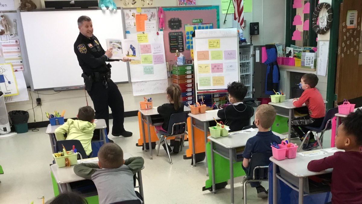 Willard_School's tweet photo. Continuing our celebration of reading with the Berlin Police Department. We are grateful for them taking the time to enjoy some stories with us. Thank you! #WillardPride #BerlinPoliceDepartment #WillardPTO #ItTakesAVillage #Withappreciation https://t.co/KlKmxuX1Fr