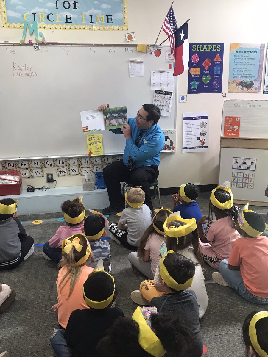 RoarkEarly's tweet photo. A BIG THANKS to some of our district administrators and school board member for coming to read to our @RoarkEarly PreK students. #RoarinRoarkKats #ThePlace2🐝 #ReadAcrossAmericaDay https://t.co/MaN46kc5UU