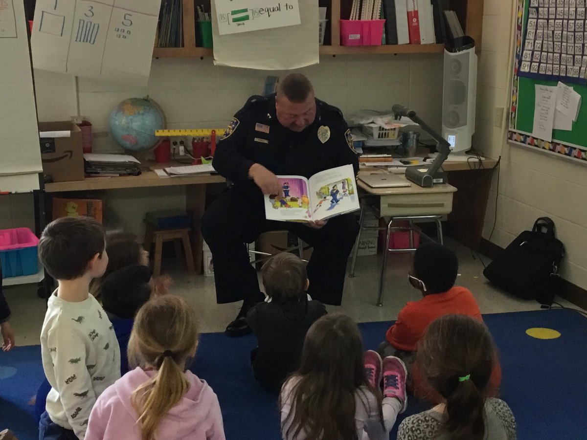 Willard_School's tweet photo. Continuing our celebration of reading with the Berlin Police Department. We are grateful for them taking the time to enjoy some stories with us. Thank you! #WillardPride #BerlinPoliceDepartment #WillardPTO #ItTakesAVillage #Withappreciation https://t.co/KlKmxuX1Fr