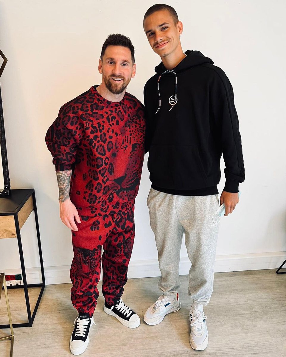 Lionel Messi meeting Romeo Beckham in quite the outfit 😅

📸 IG/romeobeckham