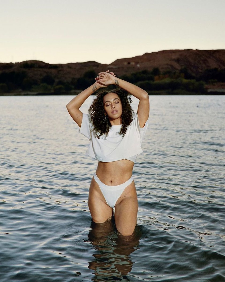 thejpgvibe's tweet photo. solange for calvin klein spring 2022. https://t.co/iWah0jkbAu