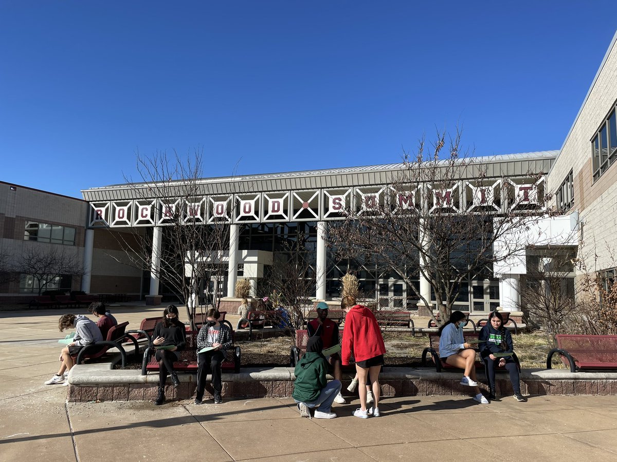 Kim Lackey (@lackeykimberly) on Twitter photo ¡Hace muy buen tiempo!
Spanish 4 students taking a brief break on the plaza to enjoy the beautiful sunshine while participating in conversaciones en español. <a href="/RSHSPrincipal/">Dr. Emily McCown</a> ¡Hace muy buen tiempo!
Spanish 4 students taking a brief break on the plaza to enjoy the beautiful sunshine while participating in conversaciones en español. <a href="/RSHSPrincipal/">Dr. Emily McCown</a>