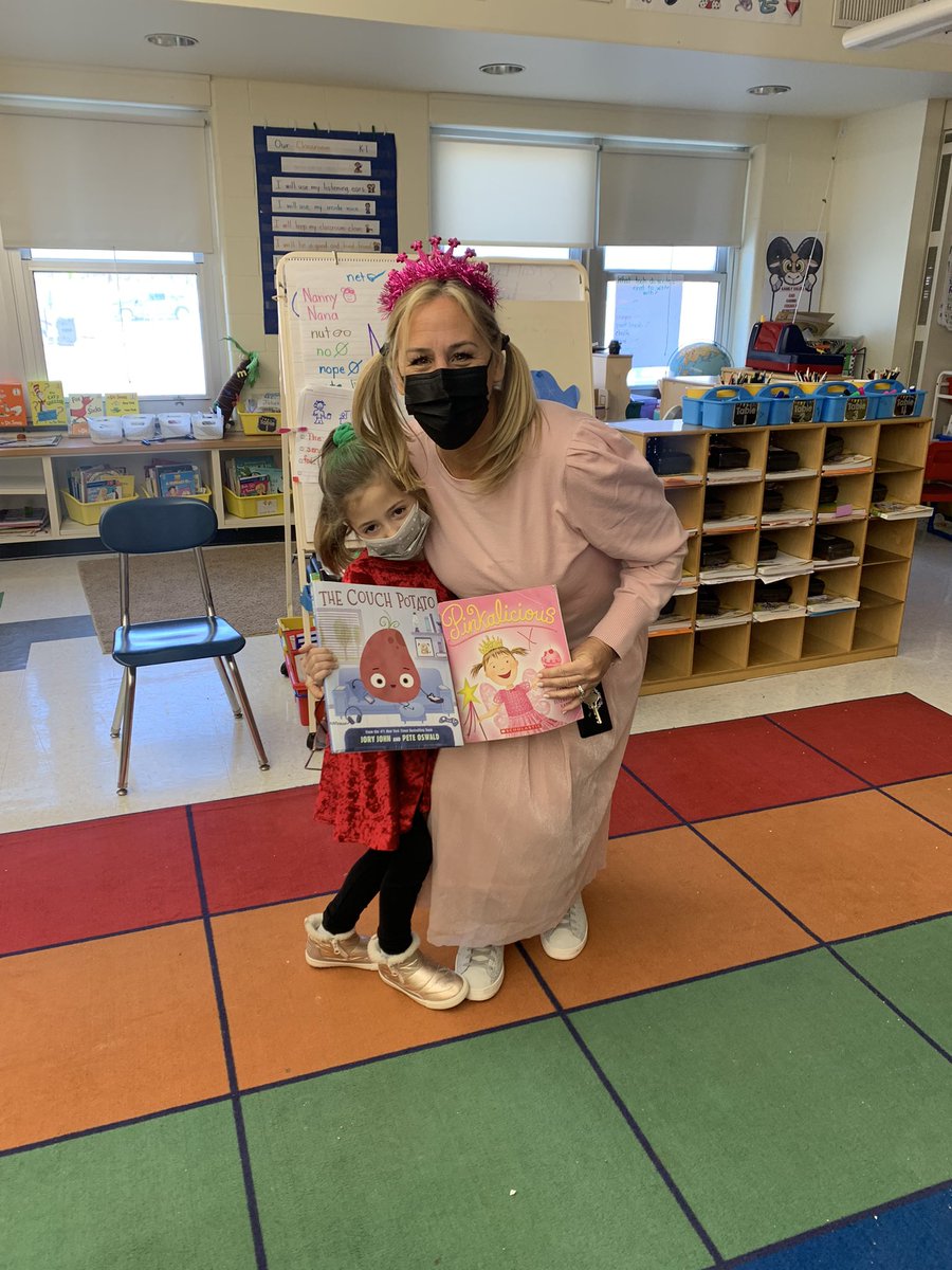 jdbksmc's tweet photo. So much fun celebrating Dr Seuss’ birthday and Read Across America Day!  #WeAreRamily @RikerHillRams https://t.co/jbmzLWNgBk