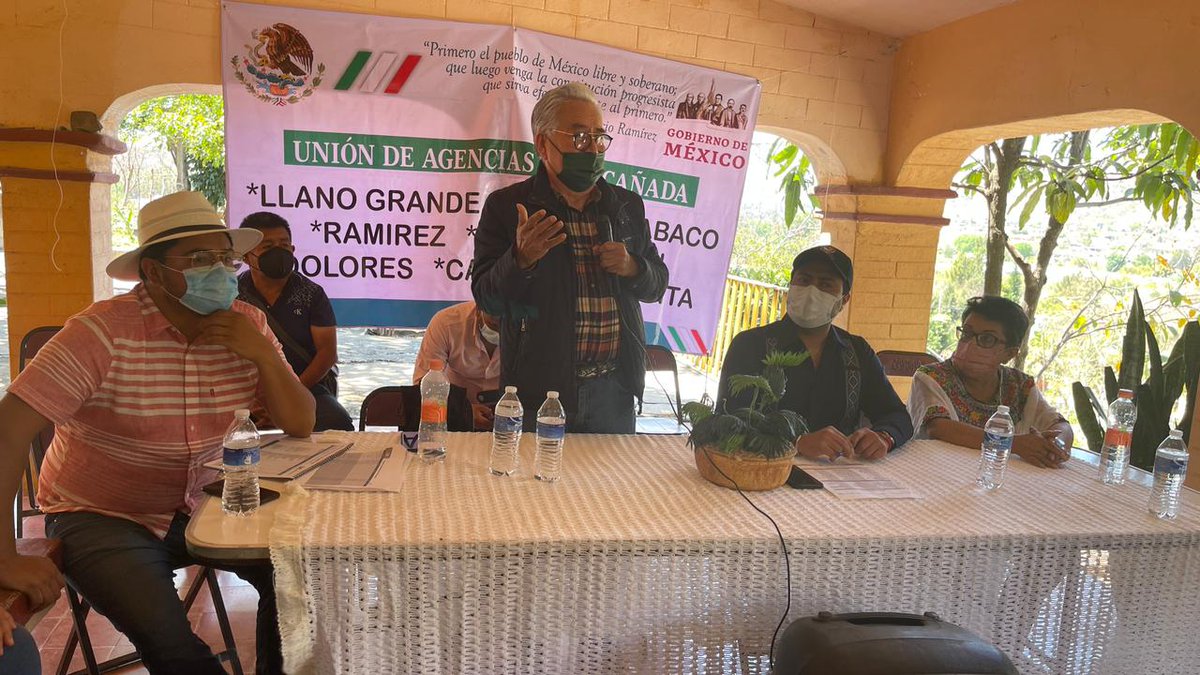 hsanchezlopez's tweet photo. Sostuvimos una productiva reunión en la Agencia La Junta, con el presidente de #HuajuapanDeLeón, @LuisdeLeonHUAJ y 30 autoridades auxiliares de este municipio, en donde dimos a conocer las 16 obras gestionadas a través del Fondo del Servicios Universal Eléctrico (#FSUE) https://t.co/sRXej9xW3j