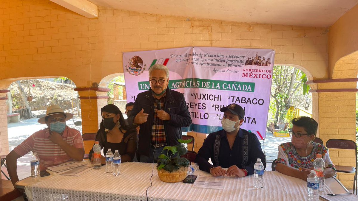 hsanchezlopez's tweet photo. Sostuvimos una productiva reunión en la Agencia La Junta, con el presidente de #HuajuapanDeLeón, @LuisdeLeonHUAJ y 30 autoridades auxiliares de este municipio, en donde dimos a conocer las 16 obras gestionadas a través del Fondo del Servicios Universal Eléctrico (#FSUE) https://t.co/sRXej9xW3j