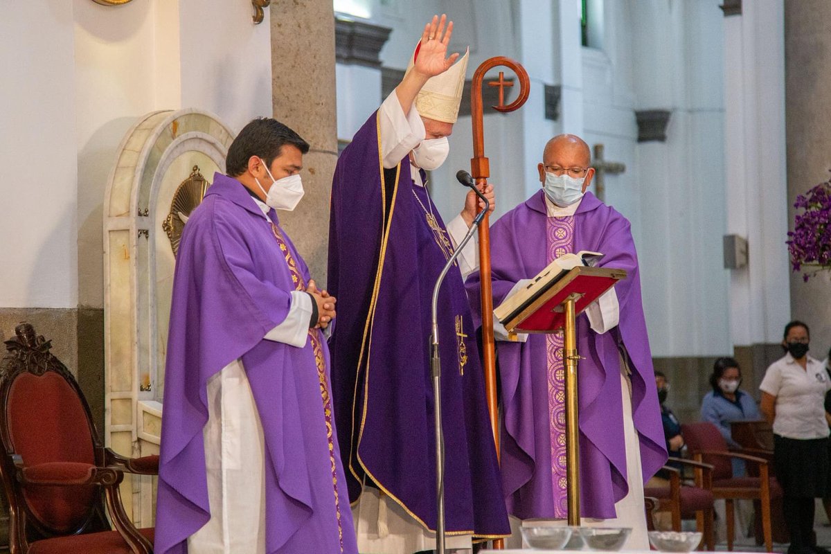 El Arzobispo Metropolitano de Santiago de Guatemala, Mons. Gonzalo de Villa y Vásquez, sj presidió la Santa Eucaristía de este Miércoles de Ceniza en Catedral Metropolitana. #arzobispadoGT