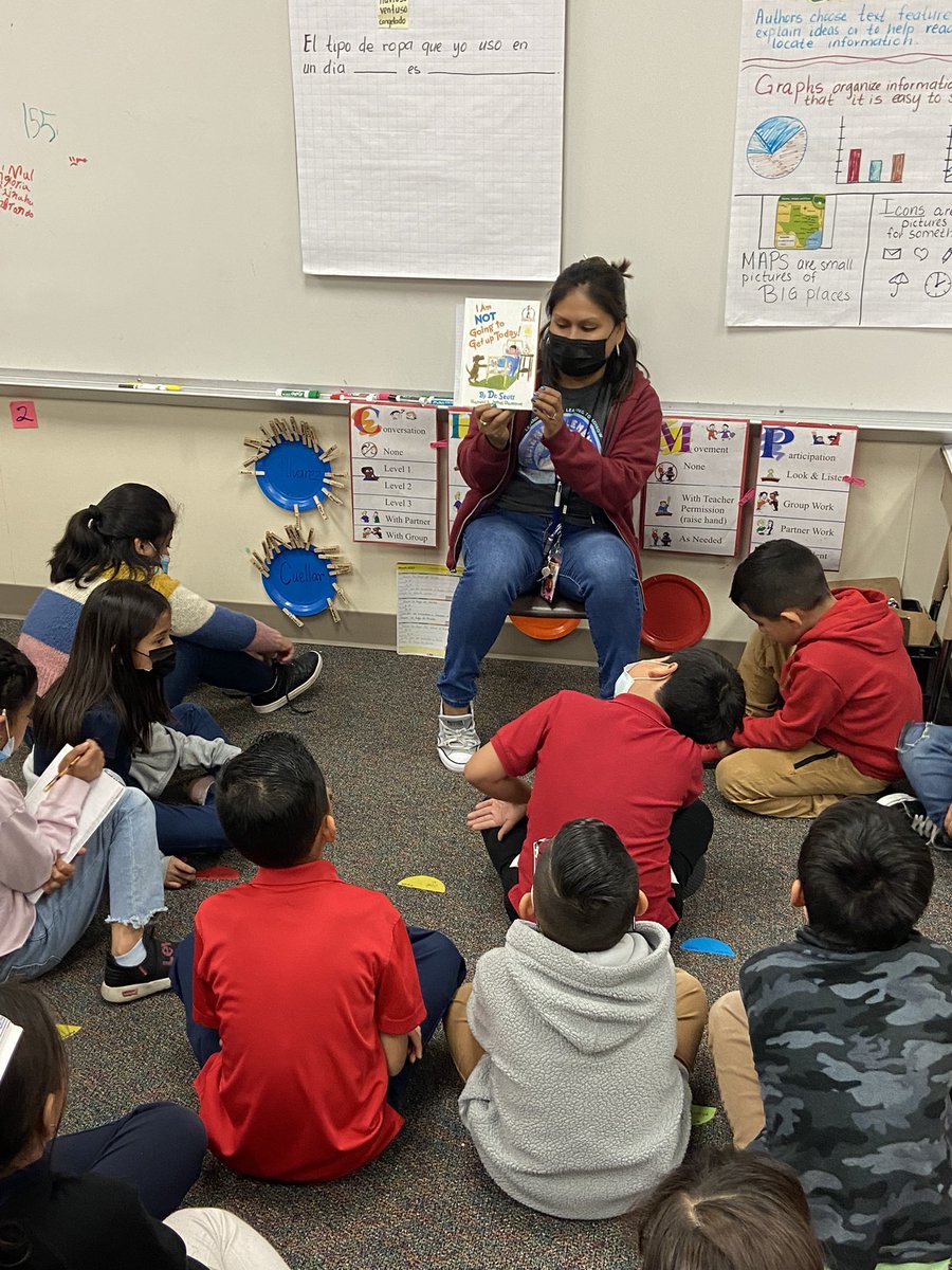 cmkaiser29's tweet photo. To celebrate Read Across America, our Hearne students and staff took time out to enjoy a good book! @SaraPerSi4 @hearnehusky https://t.co/qeW63KzDZP
