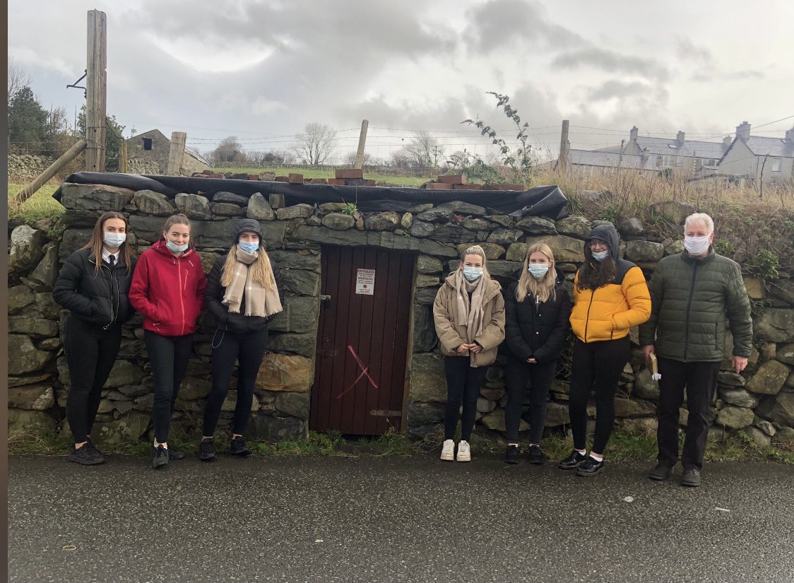 YdoCymraeg's tweet photo. Taith Un Nos Ola Leuad gyda Mr Ieuan Wyn yn llwyddiant ysgubol! Diolch o galon am ysbrydoli blwyddyn 13 🌔 #unnosolaleuad #unol #taithunol #Bethesda @AwelLlechid @DyffrynOgwen @LowriOwen10 https://t.co/OsKvQIckuC