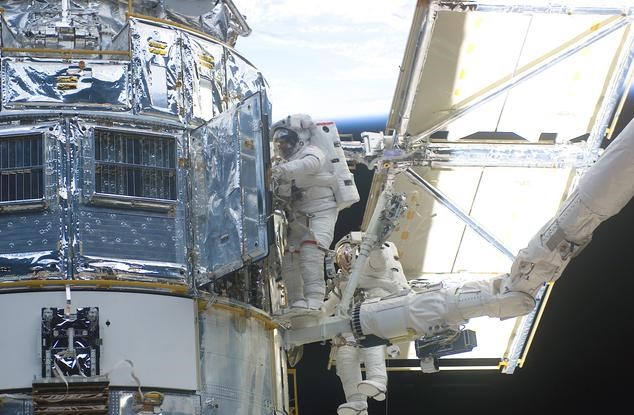 NASAhistory's tweet photo. The Space Shuttle Columbia launched from @NASAKennedy this week in 2002 on the fourth @NASAHubble servicing mission, STS-109. Over the course of the nearly 11-day mission, the crew performed a series of five spacewalks to service the telescope!
https://t.co/59XRvqSRwo https://t.co/d3q3Di6CJJ