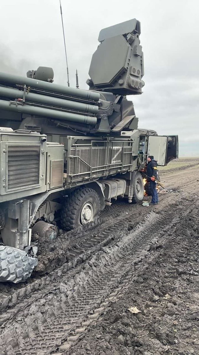 This is a thread that will explain the implied poor Russian Army truck maintenance practices based on this photo of a Pantsir-S1 wheeled gun-missile system's right rear pair of tires below & the operational implications during the Ukrainian mud season.1/